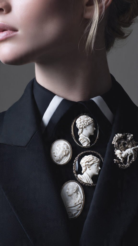 cameo-brooches-featuring-carved-classical-profiles (1)