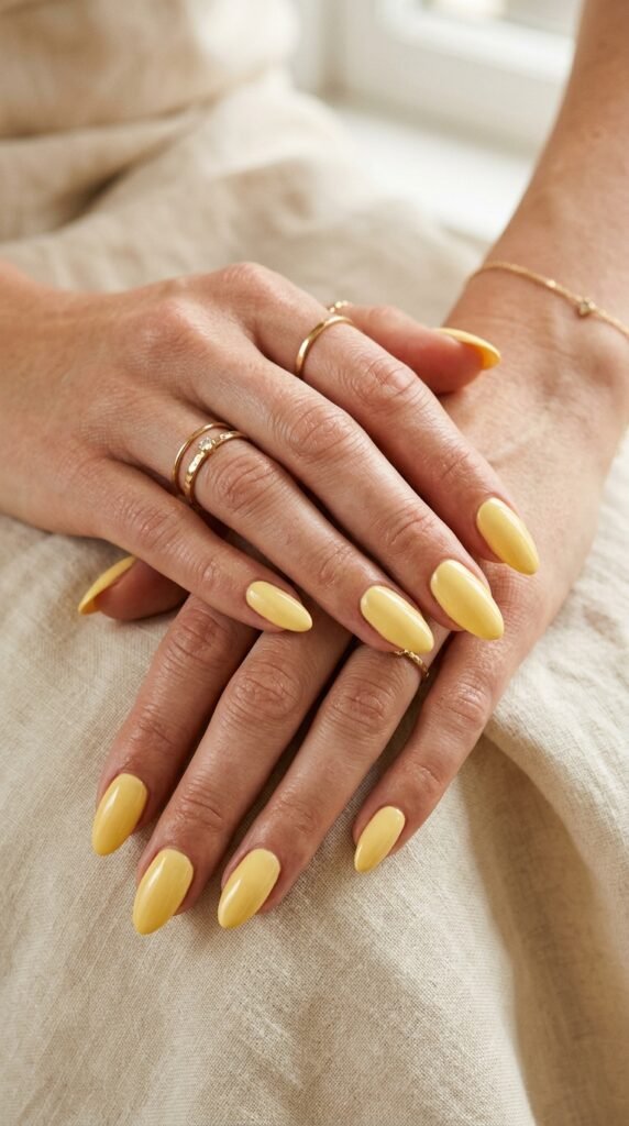 Feminine_hands_with_yellow_nails Feminine_hands_with_yellow_nails